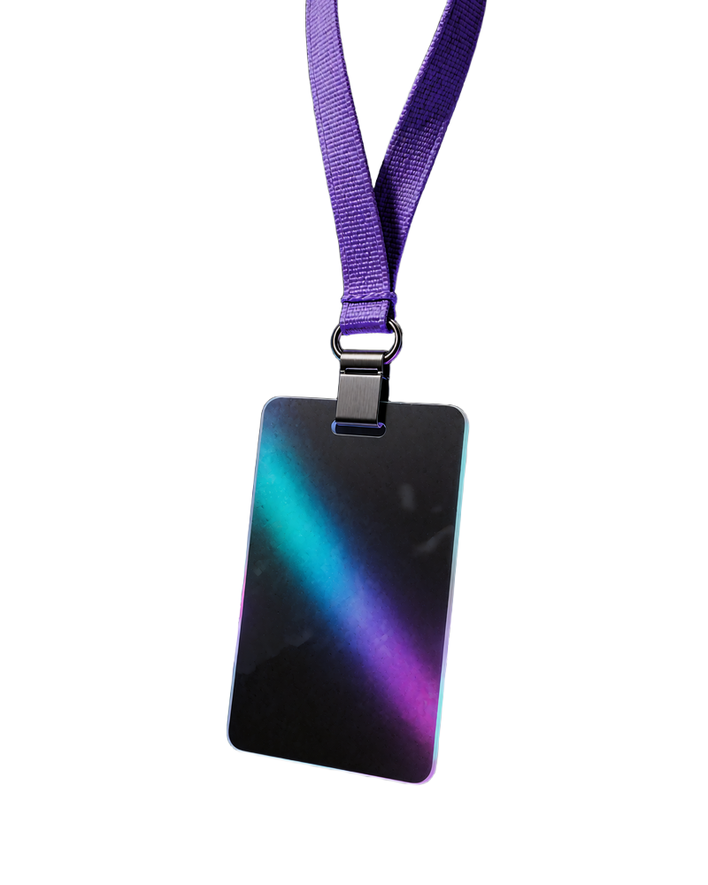 Sort adgangskort i violet lanyard med holografisk glans - symbol p&aring; VIP Club hos WinBeatz Casino